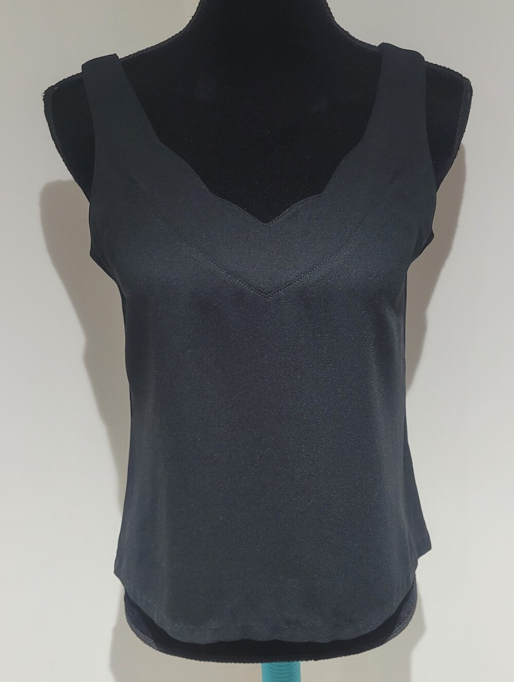 Bianca Women's Vintage Union-Made Scallop V-Neck Wide Strap Tank Top 6 Black